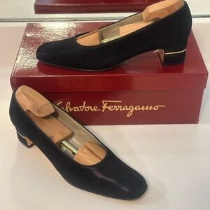 VTG Salvatore Ferragamo Black Velvet Block Heel Gold Accent Pump SZ 8.5 DS 51420